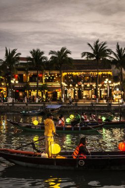 Geceleyin Vietnam 'da turist feneri nehir tekneleri olan eski bir kasaba nehir manzarası.