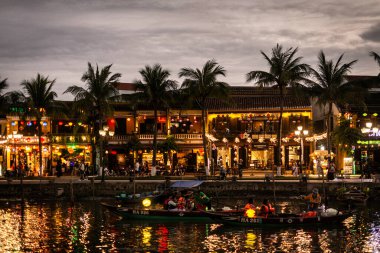Geceleyin Vietnam 'da turist feneri nehir tekneleri olan eski bir kasaba nehir manzarası.