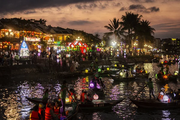 Geceleyin Vietnam 'da turist feneri nehir tekneleri olan eski bir kasaba nehir manzarası.