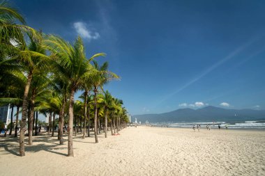 Güneşli bir günde Danang Vietnam 'daki Khe Beach turistik bölgemin manzarası.