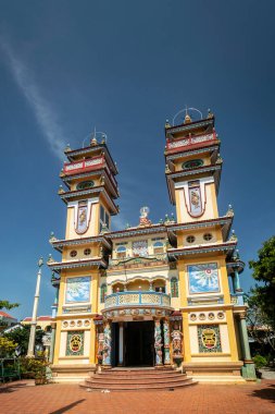 HOI, VİETNAM - 8 Şubat 2026: Güneşli bir günde Hoi An Vietnam 'ın dışındaki tarihi cao dai tapınağı