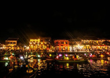HOI AN, VİETNAM - 8 Şubat 2026: Vietnam 'da geceleri turist feneri nehir tekneleri ile eski bir kasaba nehir manzaralı hoi