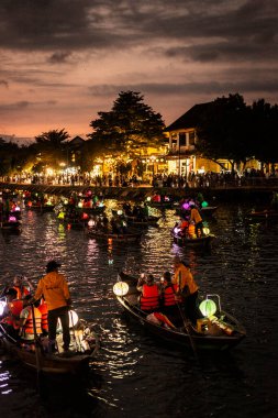 HOI AN, VİETNAM - 8 Şubat 2026: Vietnam 'da geceleri turist feneri nehir tekneleri ile eski bir kasaba nehir manzaralı hoi