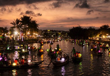HOI AN, VİETNAM - 8 Şubat 2026: Vietnam 'da geceleri turist feneri nehir tekneleri ile eski bir kasaba nehir manzaralı hoi
