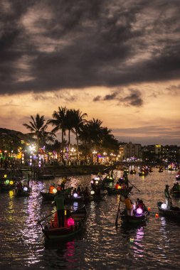 HOI AN, VİETNAM - 8 Şubat 2026: Vietnam 'da geceleri turist feneri nehir tekneleri ile eski bir kasaba nehir manzaralı hoi