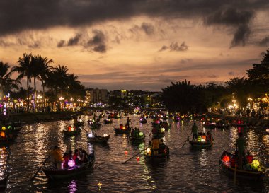 HOI AN, VİETNAM - 8 Şubat 2026: Vietnam 'da geceleri turist feneri nehir tekneleri ile eski bir kasaba nehir manzaralı hoi