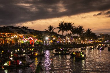 HOI AN, VİETNAM - 8 Şubat 2026: Vietnam 'da geceleri turist feneri nehir tekneleri ile eski bir kasaba nehir manzaralı hoi