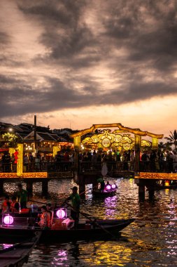 HOI AN, VİETNAM - 8 Şubat 2026: Vietnam 'da geceleri turist feneri nehir tekneleri ile eski bir kasaba nehir manzaralı hoi