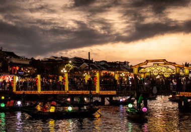 HOI AN, VİETNAM - 8 Şubat 2026: Vietnam 'da geceleri turist feneri nehir tekneleri ile eski bir kasaba nehir manzaralı hoi