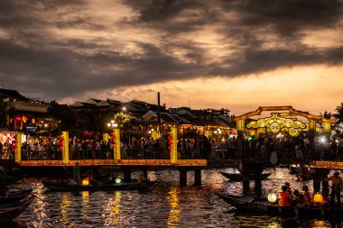 HOI AN, VİETNAM - 8 Şubat 2026: Vietnam 'da geceleri turist feneri nehir tekneleri ile eski bir kasaba nehir manzaralı hoi