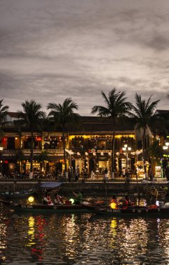 HOI AN, VİETNAM - 8 Şubat 2026: Vietnam 'da geceleri turist feneri nehir tekneleri ile eski bir kasaba nehir manzaralı hoi