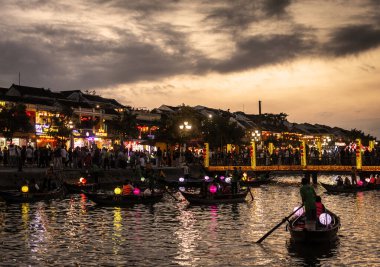 HOI AN, VİETNAM - 8 Şubat 2026: Vietnam 'da geceleri turist feneri nehir tekneleri ile eski bir kasaba nehir manzaralı hoi
