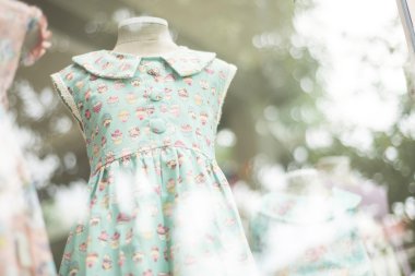 genç kız moda elbise childrenswear moda dükkan pencerede