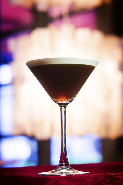 Espresso-Kaffee-Martini-Cocktail in angesagter Bar — Stockfoto