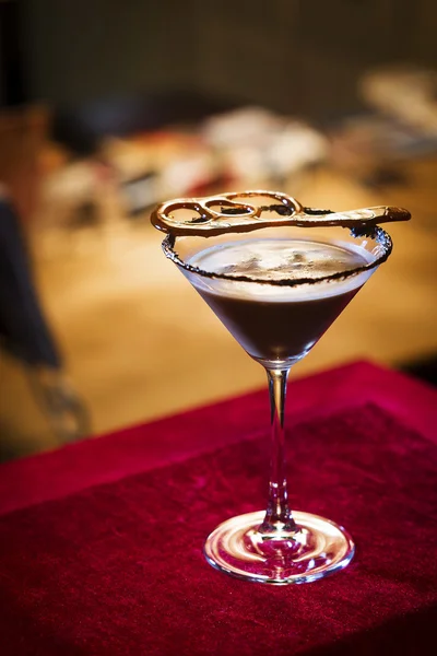 Chocolate Martini cocktail i trendiga baren — Stockfoto