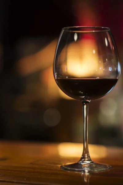 Glas rode wijn in de gezellige bar interieur — Stockfoto