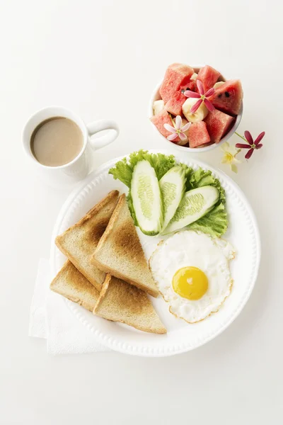 Eiersalat Toast Obst und Kaffee Frühstücksset — Stockfoto