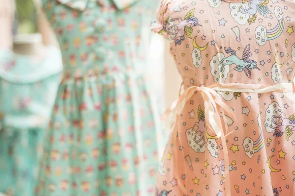 Patrón floral vestidos de niña en la tienda —  Fotos de Stock