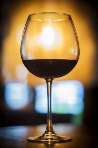 居心地の良いバーのインテリアに赤ワインのガラス — ストック写真