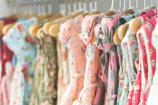 Patrón floral vestidos de niña en la tienda — Foto de Stock