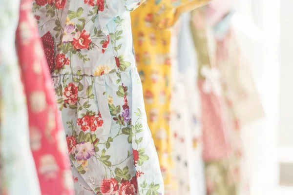 Blommönster ung flicka klänningar i butik — Stockfoto