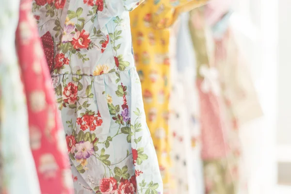 Patrón floral vestidos de niña en la tienda —  Fotos de Stock