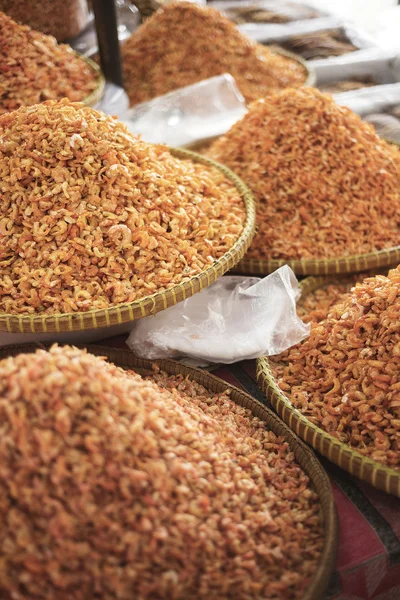 Kleine Aziatische gedroogde garnalen in kep markt Cambodja — Stockfoto