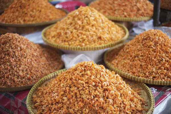 Kleine Aziatische gedroogde garnalen in kep markt Cambodja — Stockfoto