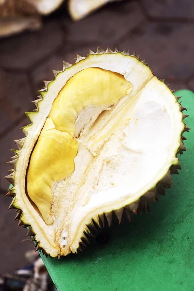 Frutas tropicales exóticas de durian cortadas en el mercado de kep cambodia — Foto de Stock