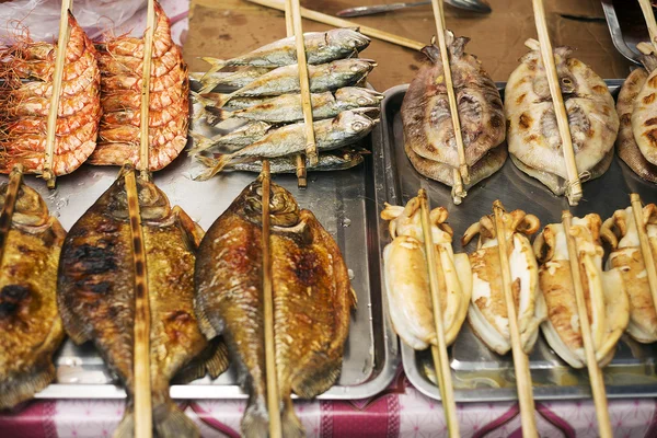 Bbq ásia grelhado grelhado marisco no kep mercado cambodia — Fotografia de Stock