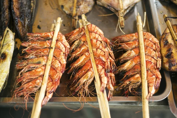 Barbekü taze ızgara karides kep içinde Kamboçya Pazar — Stok fotoğraf