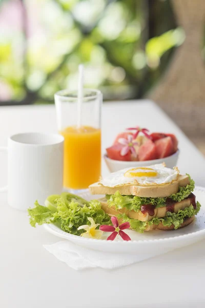 Colazione con panino all'uovo e macedonia di frutta — Foto Stock