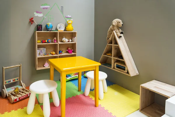 Детская игровая площадка с игрушками и мебелью — стоковое фото