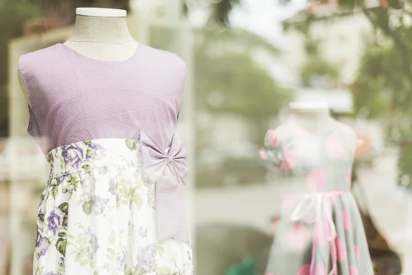 Vestidos de niña en la exhibición de la tienda — Foto de Stock