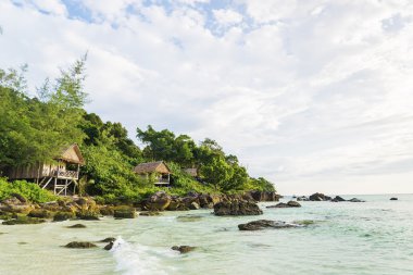 Bambu ve ahşap bungalov koh rong içinde Kamboçya ada