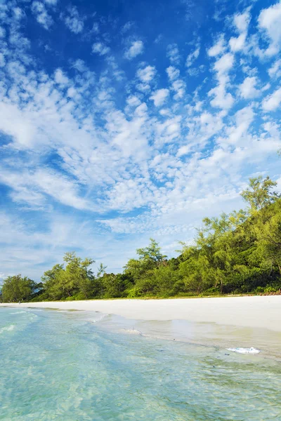 Lång strand på koh rong island Kambodja — Stockfoto