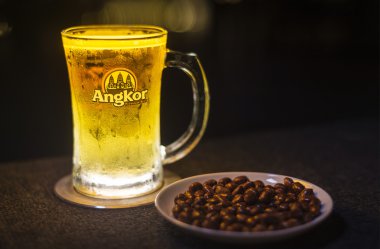 angkor bira taslağı Kamboçya'da fıstık ile bardak