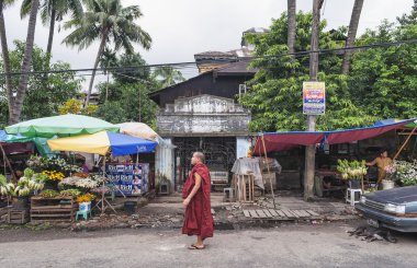 Budist rahip yangon myanmar Caddesi üzerinde
