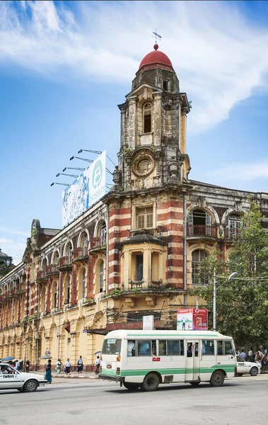 Edifício colonial britânico no centro de Yangon Myanmar — Fotografia de Stock