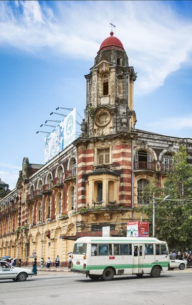 Brittisk kolonial byggnad i centrala yangon myanmar — Stockfoto