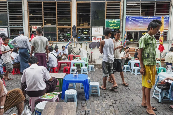 Rynku kawiarni ulicy w yangon, myanmar — Zdjęcie stockowe