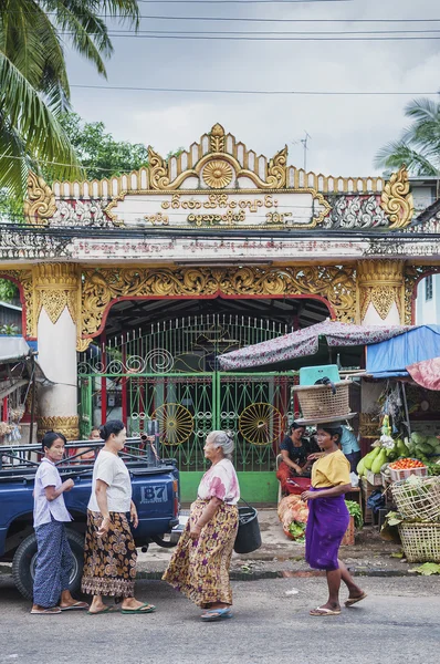 Straßenmarkt in Rangun Myanmar vor dem Tempel — Stockfoto