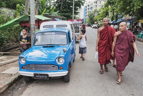 Moines bouddhistes dans la rue à Yangon Myanmar — Photo
