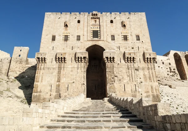 Gate of aleppo citadel in syria — Stock Photo, Image