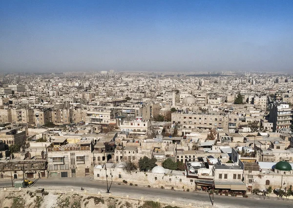 Vista de la siria de la ciudad de Aleppo desde la ciudadela —  Fotos de Stock