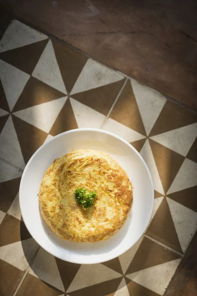 Tradiční španělská tortilla omeletu na rustikální dlaždice — Stock fotografie