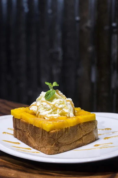 French toast with mango and whipped cream — Stock Photo, Image