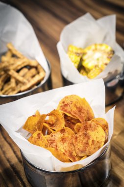 rustik patates cipsi ve diğer aperatifler masada