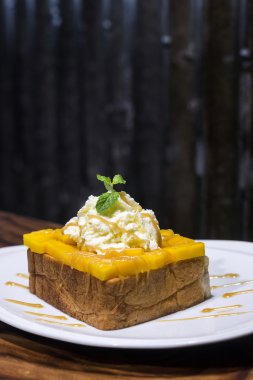 Yumurtalı ekmek mango ve krem şanti ile