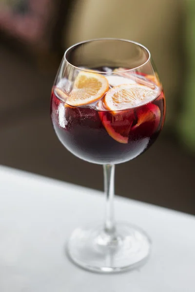 Sangria 스페인 레드 와인 칵테일 음료의 유리 — 스톡 사진